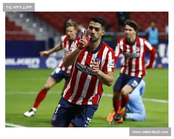 埃尔切后卫门线解围后怒吼，队友集体拥抱庆祝